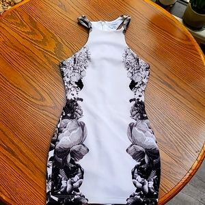 Bebe XS/TP mini floral dress
